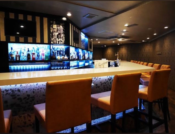 REVIEWの店内・高級感のあるカウンター席